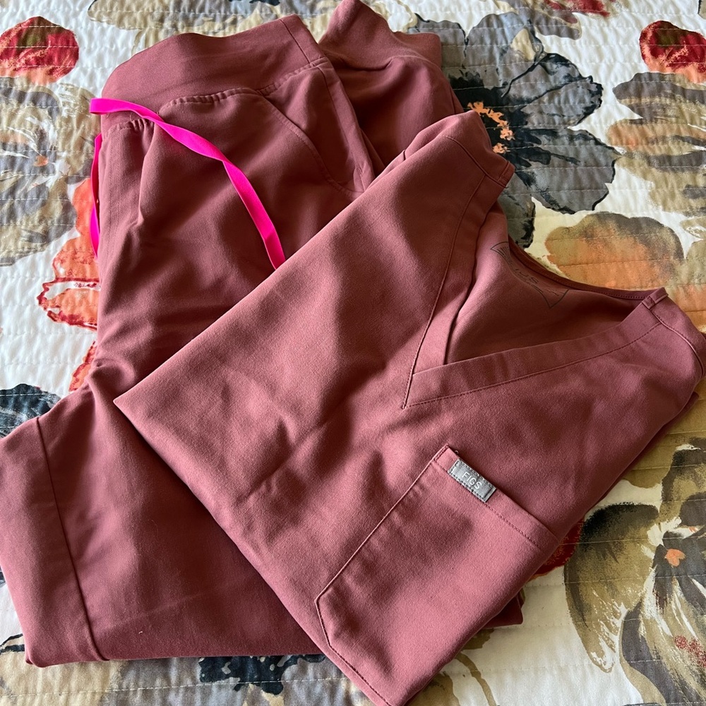 women’s figs scrubs